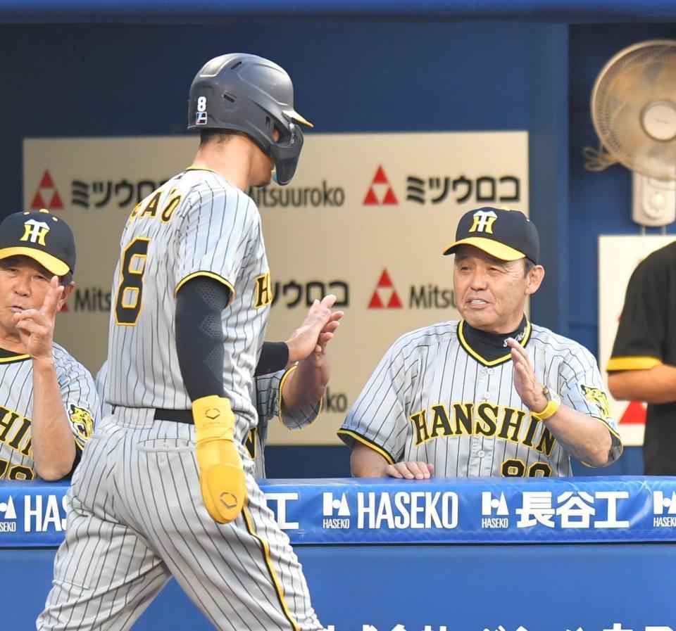 　４回、伊藤将の適時打で生還した佐藤輝（左）を迎える岡田監督（撮影・西岡正）