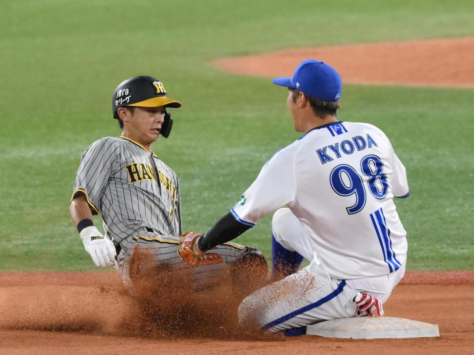 　９回、二盗を狙うもタッチアウトになる代走の熊谷。右は遊撃手の京田＝１８日