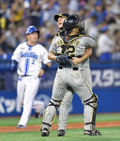 　完封勝利し、坂本（手前）と抱き合って喜ぶ伊藤将（撮影・西岡正）