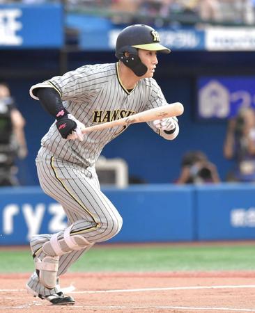 　２回、右翼線に先制二塁打を放つ木浪（撮影・西岡正）