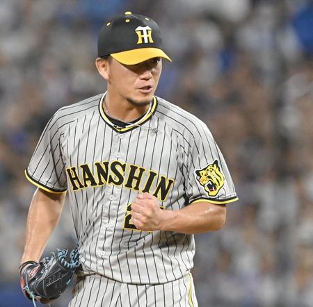 　７回、大和を併殺に仕留め、力強く拳を握る伊藤将（撮影・高部洋祐）