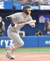 　２回、右翼線に先制二塁打を放つ木浪（撮影・西岡正）