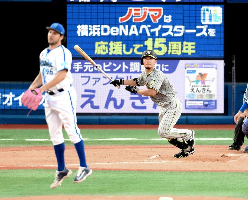 　４回、中前に適時打を放つ伊藤将。投手・バウアー