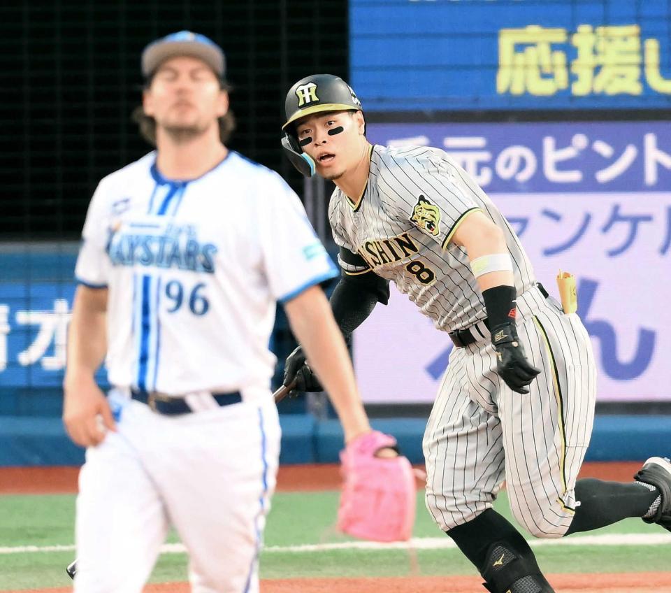 　４回、佐藤輝が中前打を放つ。投手・バウアー（撮影・堀内翔）