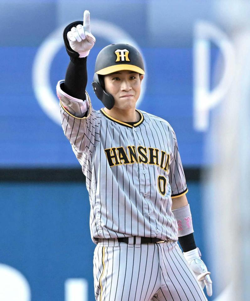 　２回、先制の適時二塁打を放ち、ポーズを決める木浪（撮影・高部洋祐）