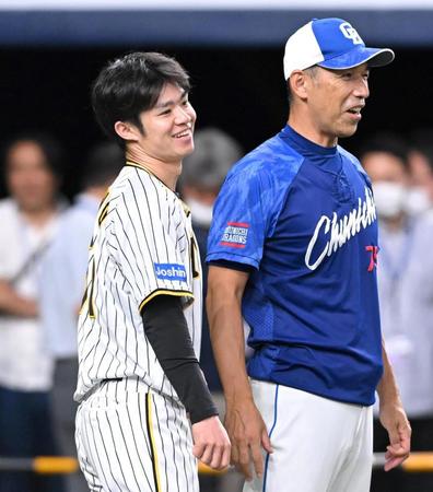 　試合前、和田コーチ（右）と談笑する中野（撮影・高部洋祐）