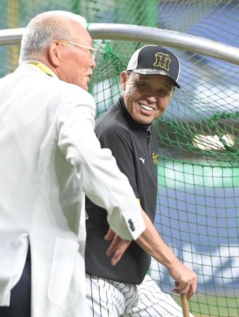 　試合前、鈴木啓示氏（左）と談笑する岡田監督（撮影・高部洋祐）