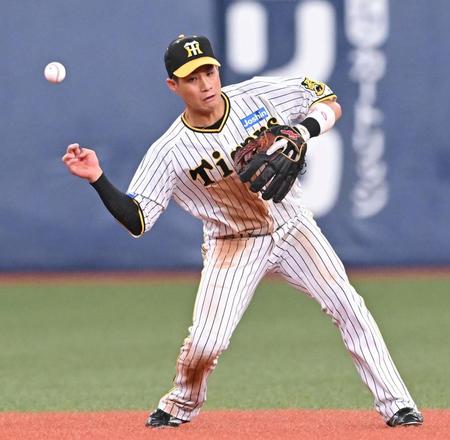 　６回、木下の打球をエラーする木浪（撮影・高部洋祐）