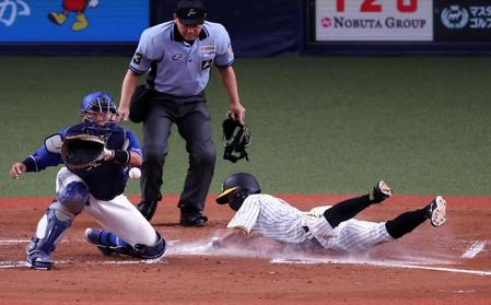 　７回、森下の二塁打で生還する熊谷（捕手・木下）＝撮影・山口登