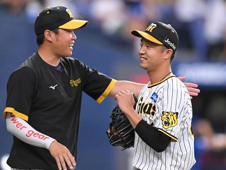 　１０回を投げ終え、西勇（左）の出迎えを受ける島本（撮影・高部洋祐）