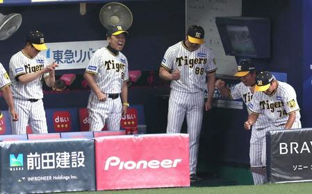 　１０回、満塁のピンチを無失点に抑え岡田監督（中央左）らはガッツポーズ（撮影・山口登）