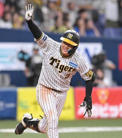 　１０回、サヨナラ打を放ち右手を上げる大山（撮影・高部洋祐）