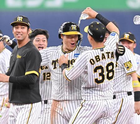 　サヨナラ打を放ち、仲間の祝福を受ける大山（中央）＝撮影・高部洋祐