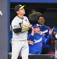 　６回、後藤に勝ち越し打を打たれた西勇。右は喜ぶ立浪監督（撮影・高部洋祐）