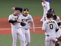 　６回、守備が乱れ同点に追いつかれ西勇ら阪神ナインはマウンドに集まる（撮影・山口登）