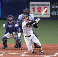 　７回、同点適時二塁打を放つ森下（撮影・山口登）