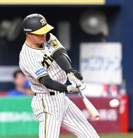 　７回、同点打を放つ森下（撮影・高部洋祐）