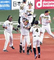 　１０回、サヨナラ打を放ち手荒い祝福を受ける大山（撮影・山口登）