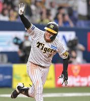 　１０回、サヨナラ打を放ち右手を上げる大山（撮影・高部洋祐）