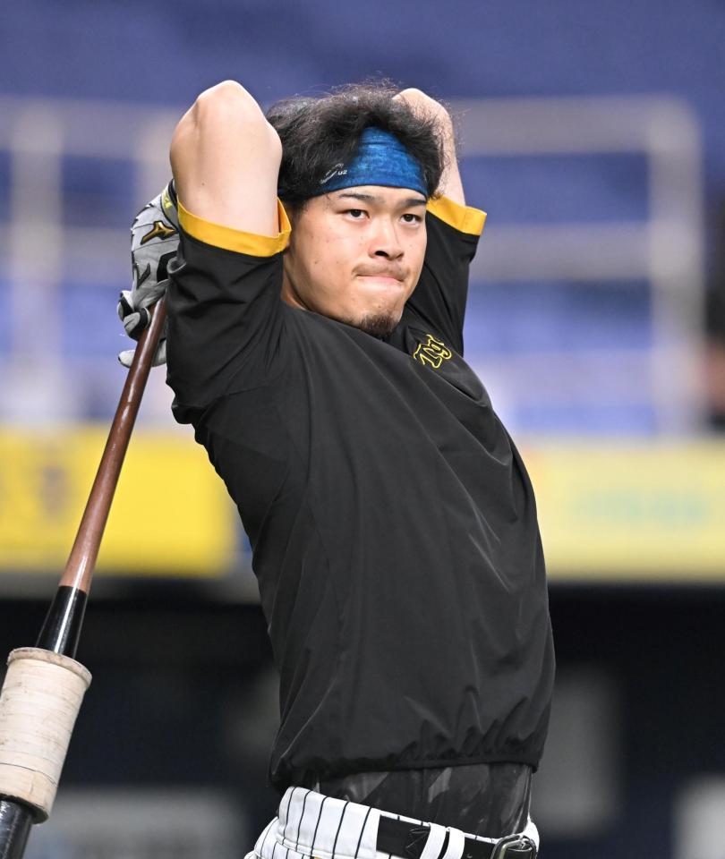 　試合前の打撃練習に臨む佐藤輝（撮影・高部洋祐）