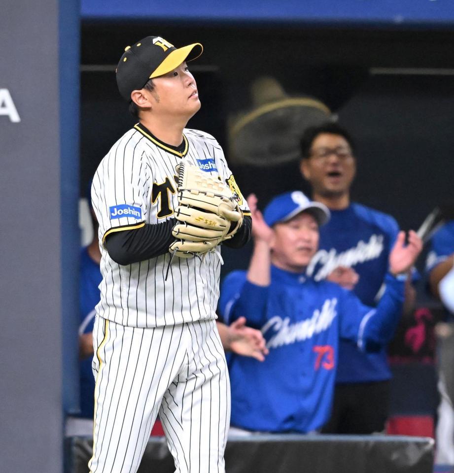 　６回、後藤に勝ち越し打を打たれた西勇。右は喜ぶ立浪監督（撮影・高部洋祐）