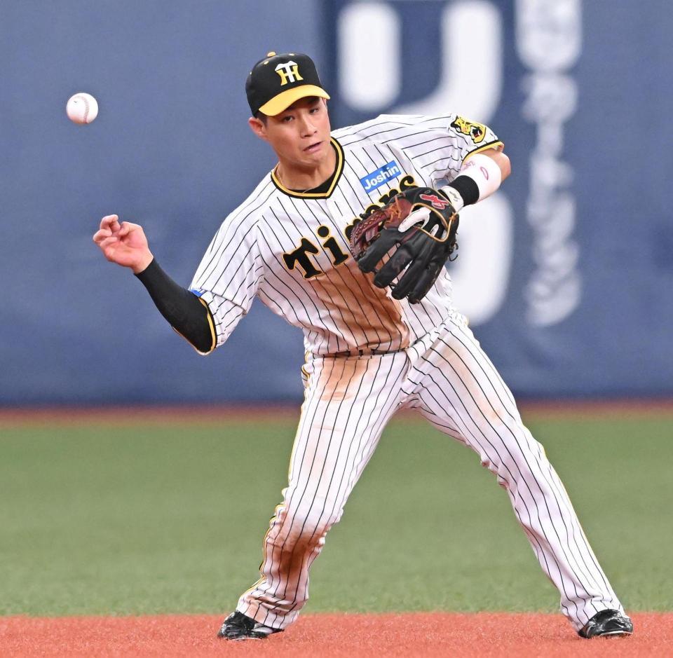 　６回、木下の打球をエラーする木浪（撮影・高部洋祐）