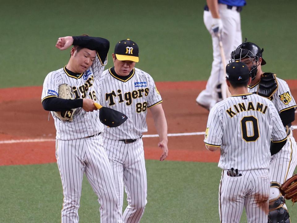 　６回、守備が乱れ同点に追いつかれ西勇ら阪神ナインはマウンドに集まる（撮影・山口登）