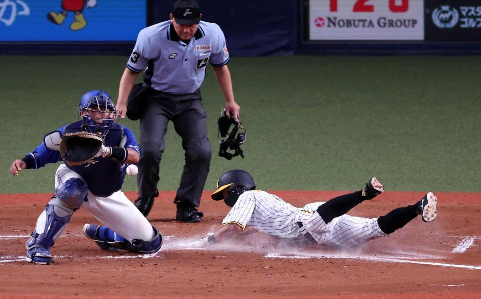 　７回、森下の二塁打で生還する熊谷（捕手・木下）＝撮影・山口登