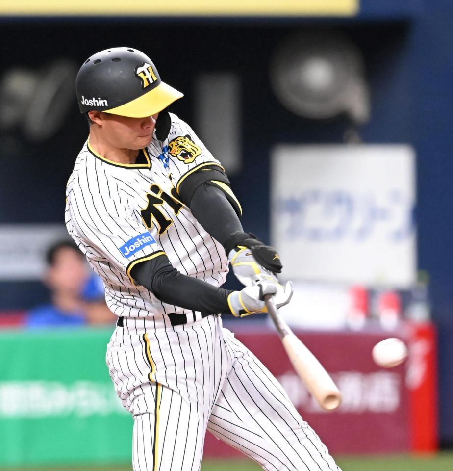 　７回、同点打を放つ森下（撮影・高部洋祐）