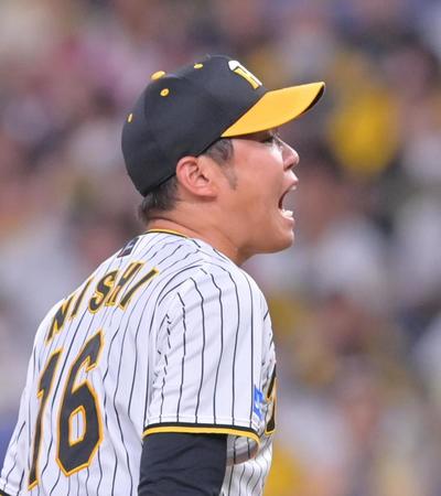 　２回、龍空を見逃し三振に仕留めてほえる西勇（撮影・立川洋一郎）