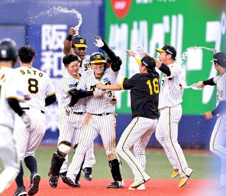 　延長１０回、サヨナラ打を放ちナインから祝福を受ける大山（中央）