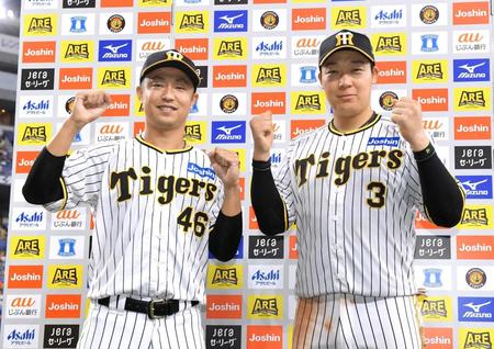 　ヒーローインタビューを終えポーズを決める島本（左）と大山（撮影・高部洋祐）