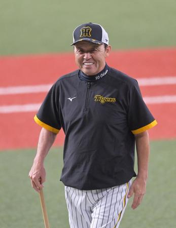 　練習中に笑顔を見せる岡田監督（撮影・立川洋一郎）