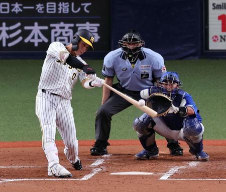 　２回、木浪は中前に打球を放ち、一塁走者の坂本がタッチアウトになり記録は中ゴロとなる（撮影・山口登）