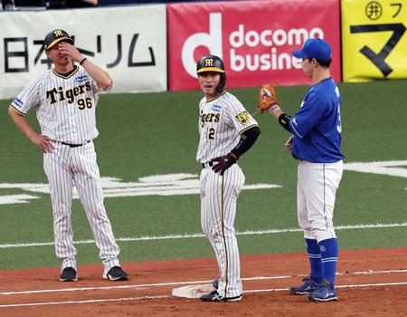 　２回、木浪の中前の打球で、一塁走者の坂本がタッチアウトになる（野手・宇佐見）＝撮影・山口登