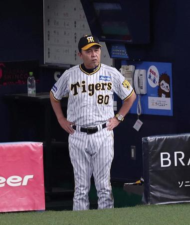 　２回、一塁走者の坂本がアウトになり、ベンチの岡田監督はぼうぜんとした表情でグラウンドを見つめる（撮影・山口登）