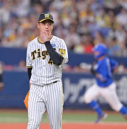 　４回、木下にソロを浴びる大竹（撮影・立川洋一郎）