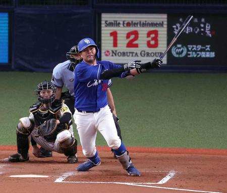 　４回、左越えにソロを放つ木下（撮影・山口登）