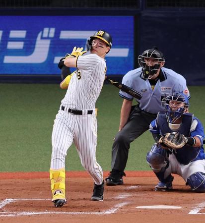 　４回、右越えにソロを放つ佐藤輝（捕手・木下）＝撮影・山口登