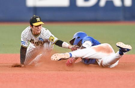 　４回、ノイジーの好返球でカリステを二塁でアウトにする中野（撮影・飯室逸平）