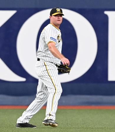 　４回、素早い返球で二塁を狙うカリステを刺すノイジー（撮影・飯室逸平）