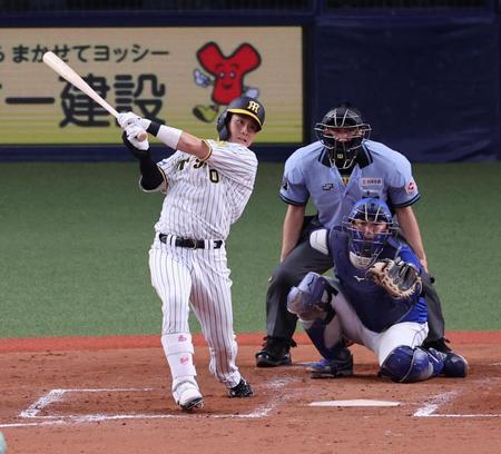 　５回、勝ち越し犠飛を放つ木浪（捕手・木下）＝撮影・山口登