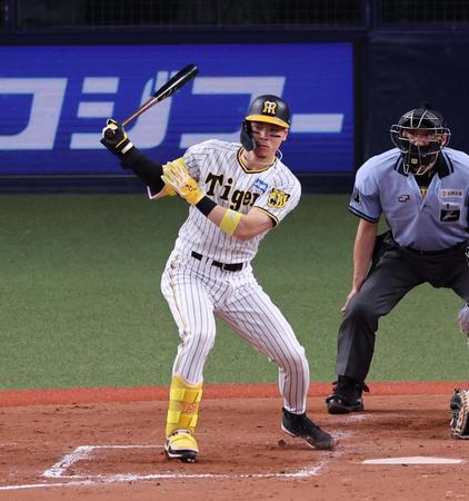 　５回、右前に同点適時打を放つ佐藤輝（撮影・山口登）