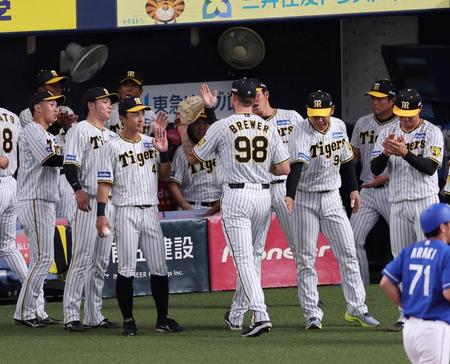 　６回、ブルワーは三者凡退に抑え阪神ナインに出迎えを受ける（撮影・山口登）