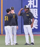 　敬礼ポーズであいさつを交わすミエセス（右）と中野（左）＝撮影・立川洋一郎