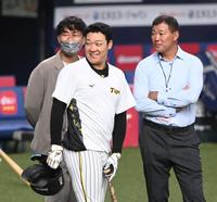 　福留孝介氏らと談笑する大山（中央）＝撮影・飯室逸平