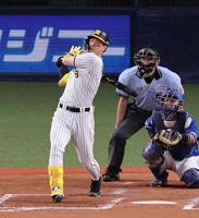 　４回、右越えにソロを放つ佐藤輝（捕手・木下）＝撮影・山口登