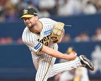 　６回、好リリーフを見せるブルワー（撮影・飯室逸平）