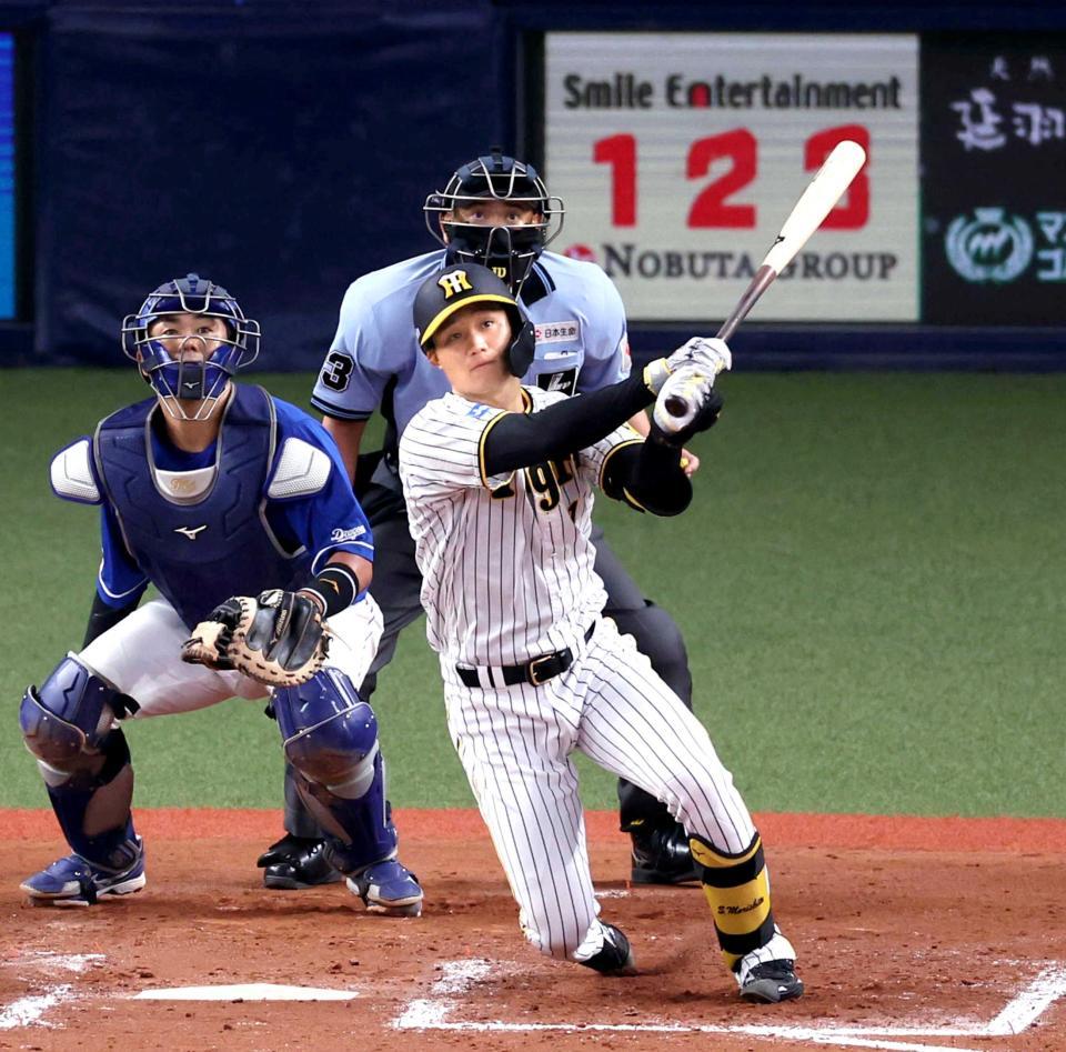 　７回、同点適時二塁打を放つ森下（撮影・山口登）