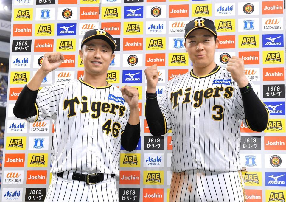 　ヒーローインタビューを終えポーズを決める島本（左）と大山（撮影・高部洋祐）